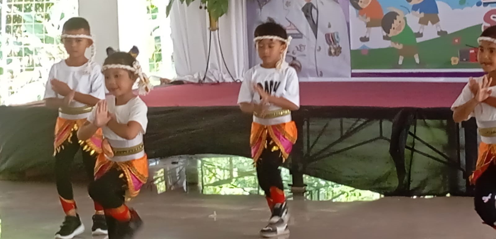 Anak-anak tampil pada lomba senam kreasi pada lomba PAUD PNF di Ruang Terbuka Hijau (RTH) Pagutan, Kota Mataram, belum lama ini. Disdik Kota Mataram sosialisasikan wajib belajar 13 tahun.