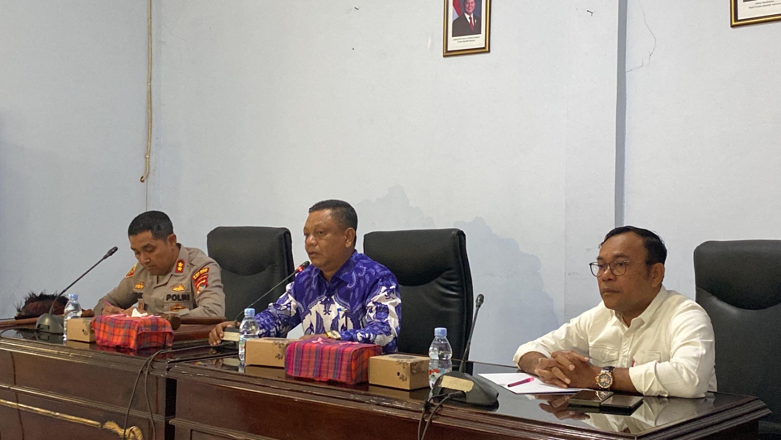 Ketua DPRD Kota Bima Syamsurih memimpin RDP, Senin (8/9). Rapat dihadiri Kapolres Bima Kota AKBP Didik Putra Kuncoro.