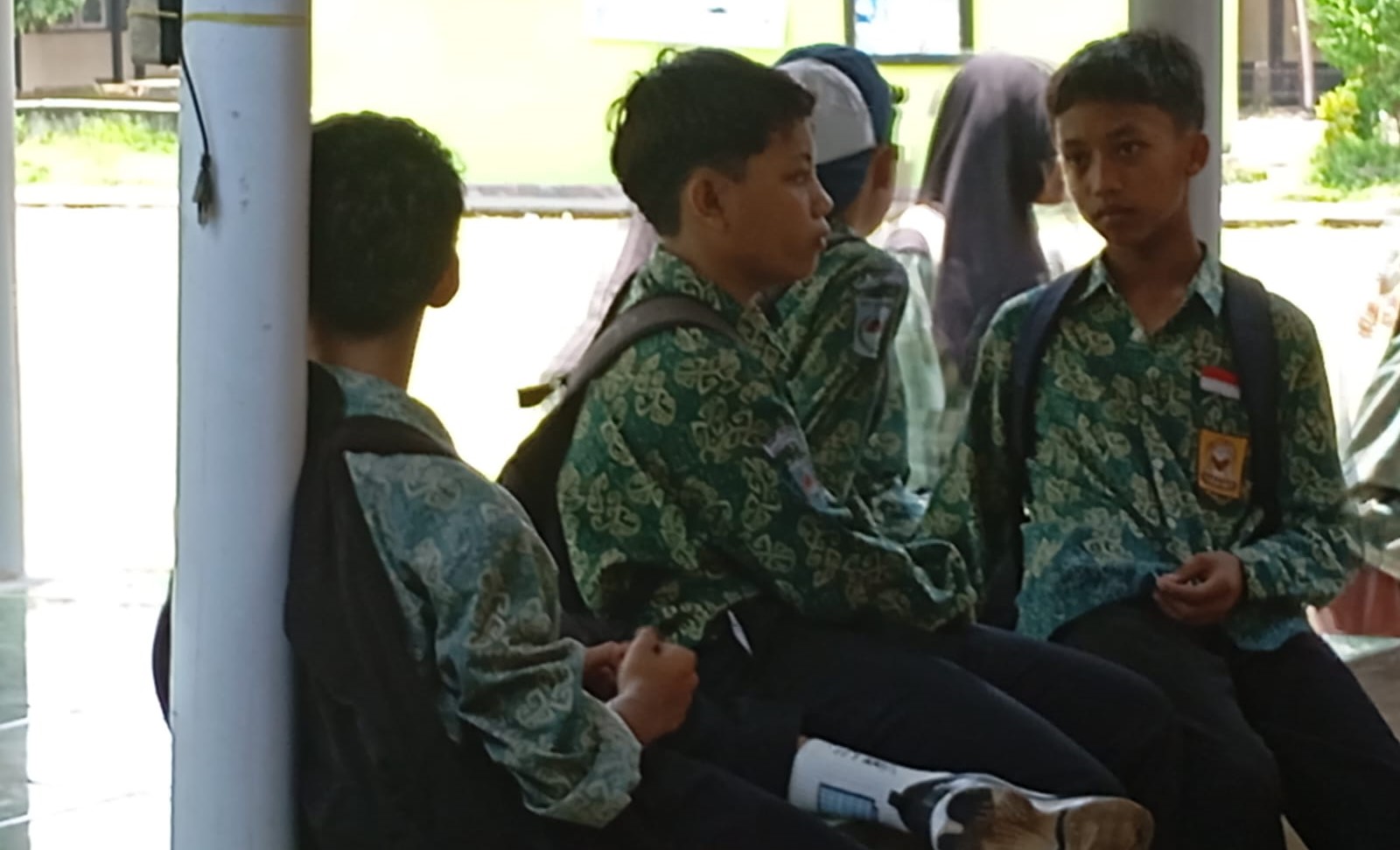 Siswa SMPN 12 Mataram saat jam istirahat di berugak sekolah setempat.