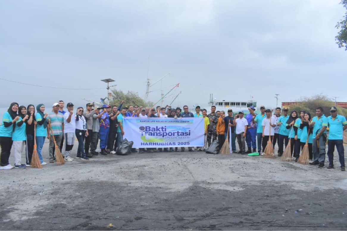 HARI PERHUBUNGAN NASIONAL: KUPP Kelas III Labuhan Lombok menggelar aksi bersih-bersih Pelabuhan Kayangan, Lombok Timur dalam rangka memperingati Hari Perhubungan Nasional 2025.