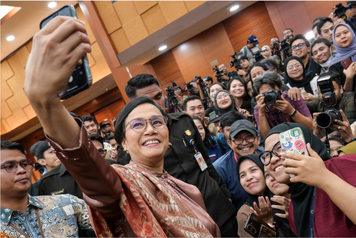 KENANG-KENANGAN: Mantan Menkeu Sri Mulyani Indrawati berswafoto dengan wartawan usai serah terima jabatan dengan Menkeu baru Purbaya Yudhi Sadewa di kantor Kemenkeu di Jakarta, Selasa (9/9).