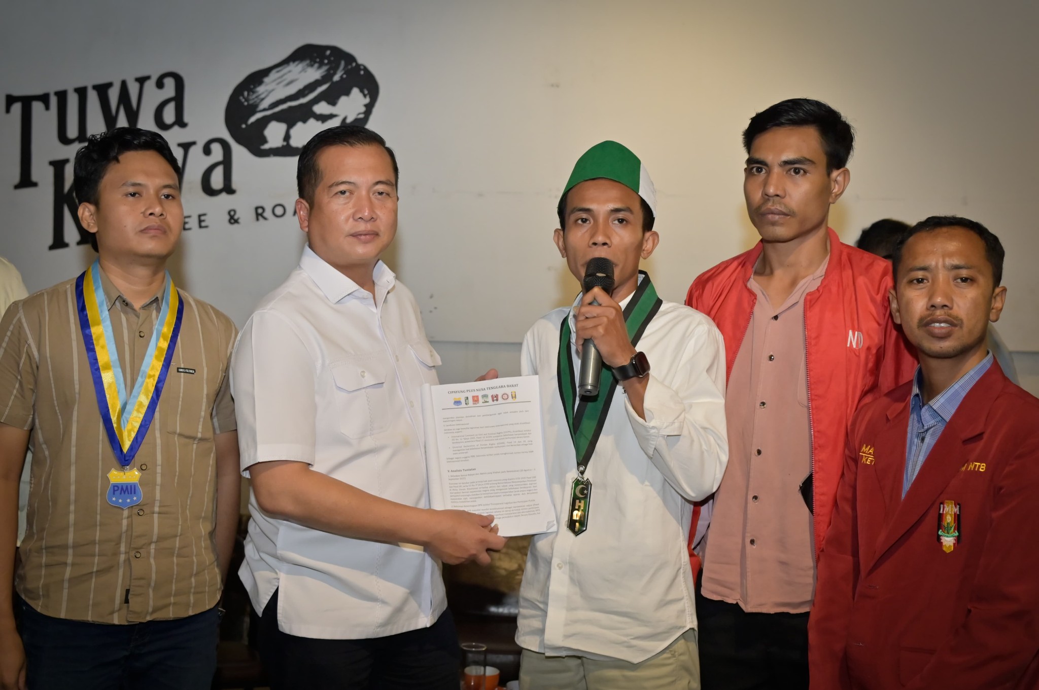 Gubernur NTB Lalu Muhamad Iqbal (tiga dari kiri), saat menghadiri Mimbar Rakyat yang digelar oleh aliansi mahasiswa Cipayung Plus, Selasa (9/9).