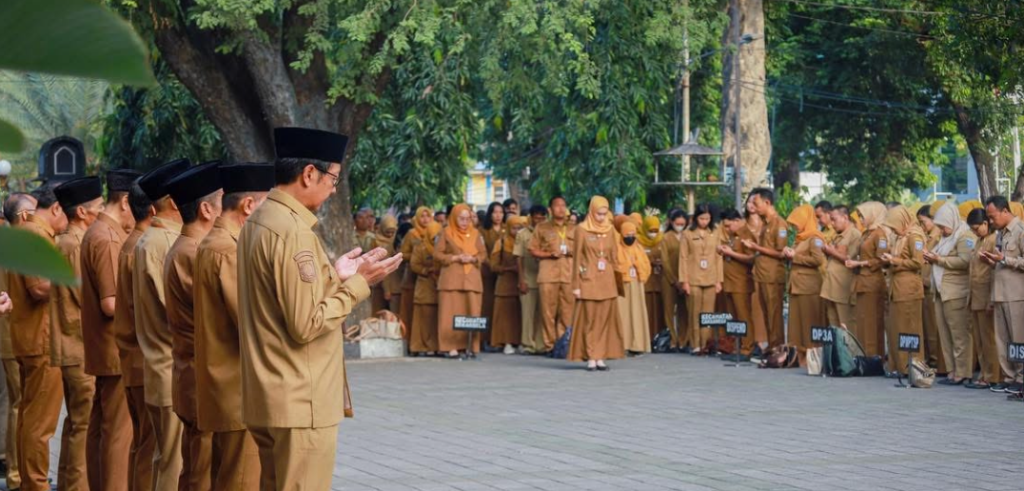 KHUSYUK: ASN Lingkup Pemkot Mataram tengah berdoa untuk kebaikan bangsa, Senin (8/9).