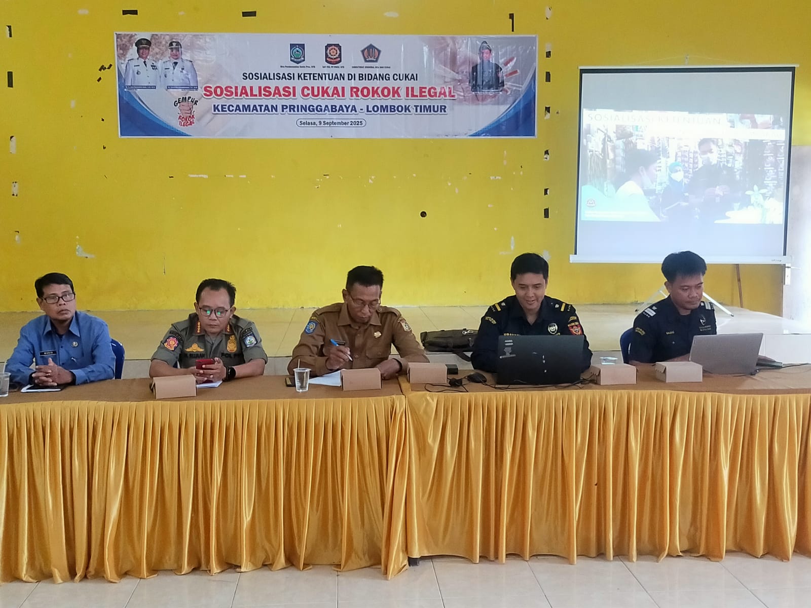 Penyampaian materi ciri-ciri rokok ilegal yang harus diberantas oleh masyarakat di aula kantor Camat Pringgabaya, Lombok Timur, Selasa (9/9).