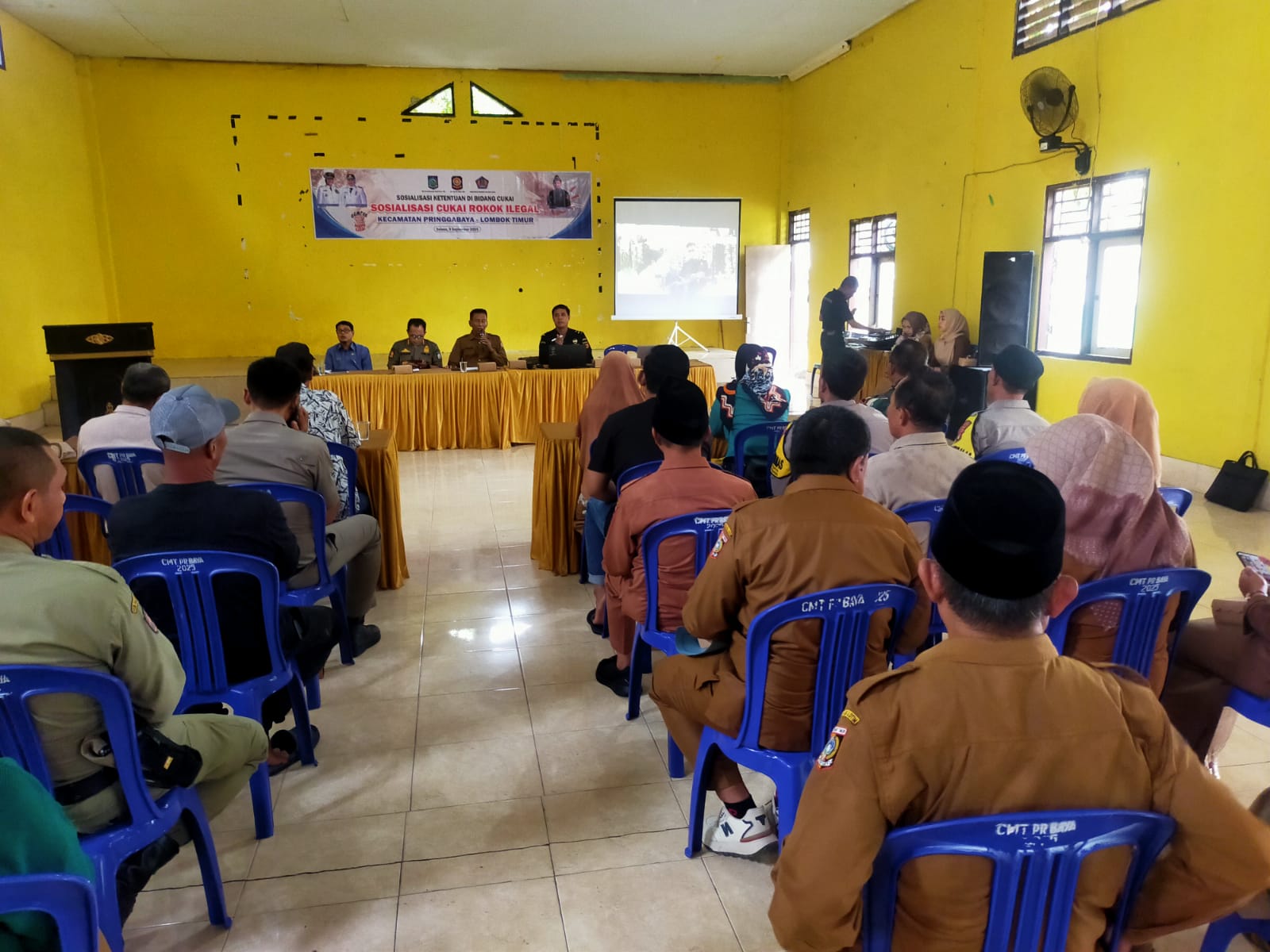 Puluhan peserta mengikuti penyampaian materi ciri-ciri rokok ilegal yang harus diberantas oleh masyarakat di aula kantor Camat Pringgabaya, Lombok Timur, Selasa (9/9).