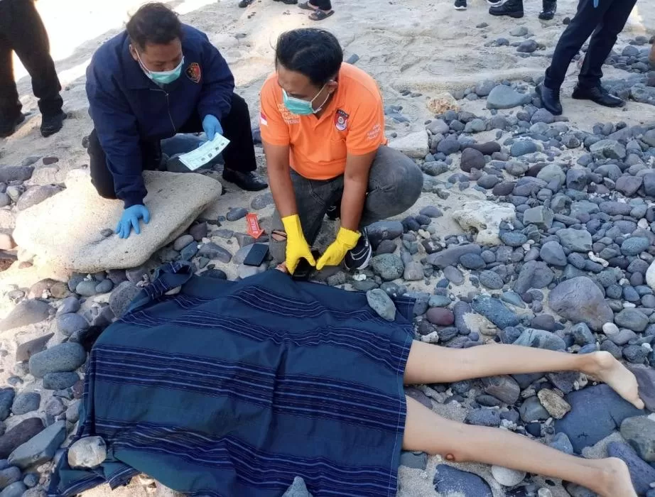 MASIH DIUSUT: Tim Polres Lombok Utara mengidentifikasi terhadap jenazah mahasiswi berinisial MV yang ditemukan meninggal di pantai Nipah, beberapa waktu lalu.&nbsp;