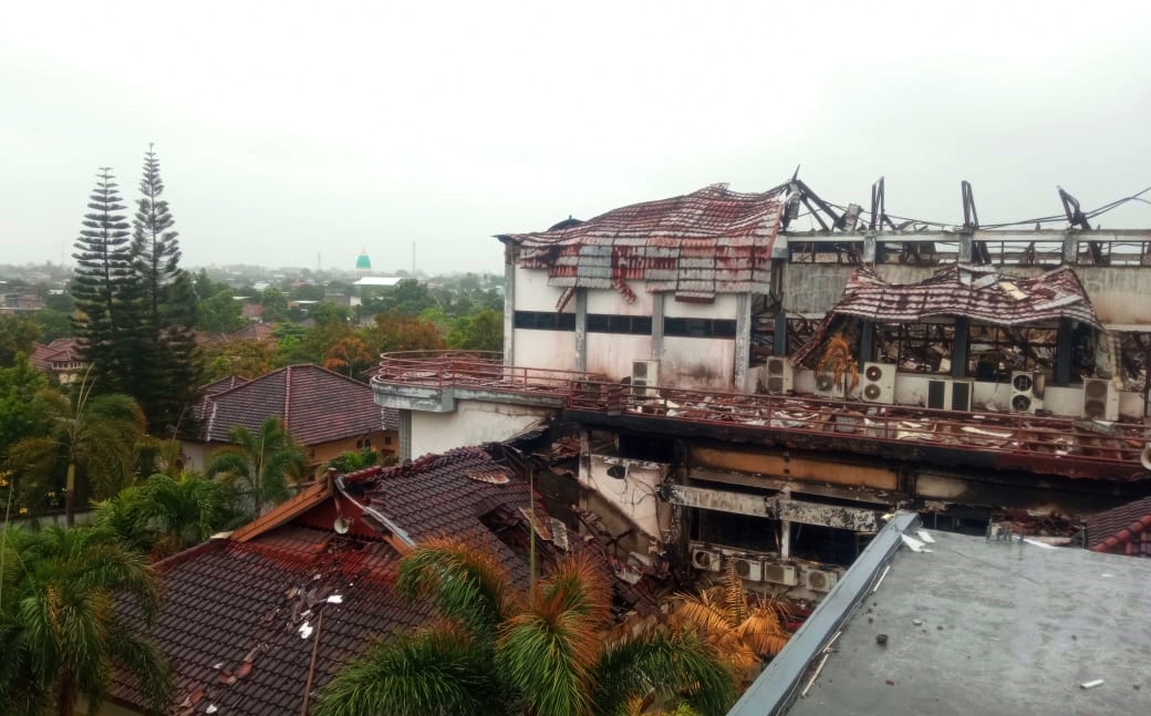BUTUH PERBAIKAN: Kondisi bagian atas gedung utama DPRD NTB, pascapembakaran saat aksi demontrasi yang terjadi pada akhir Agustus lalu.