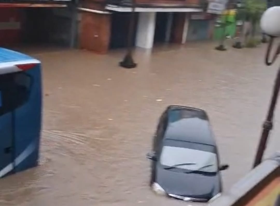 Salah satu mobil masyarakat hanyut terbawa arus air di Denpasar.