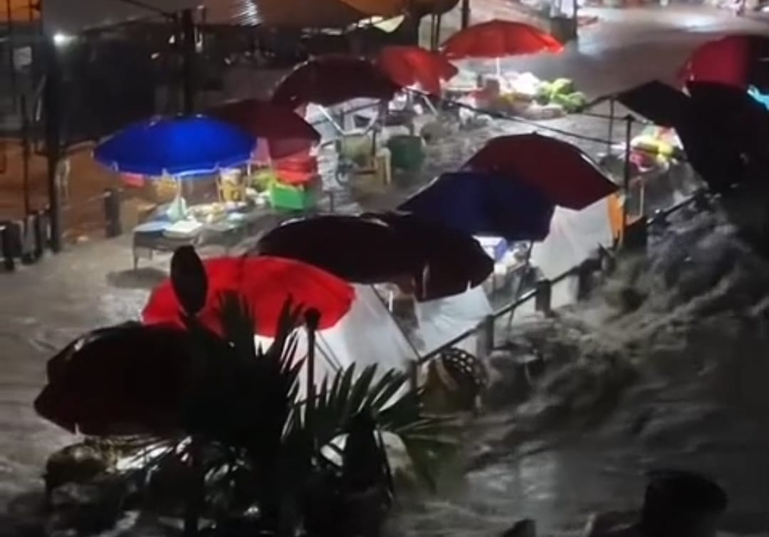 Air bah yang sangat deras menghantam pasar Badung pada, Rabu (10/9) dini hari.