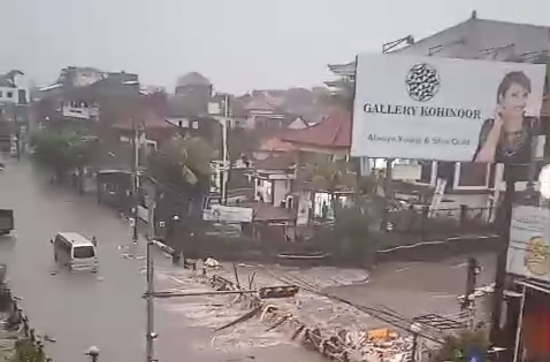 Suasana banjir di pusat kota Denpasar.