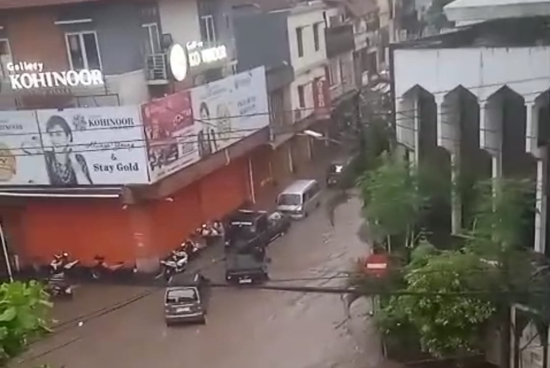 Mobil banyak terendam di Denpasar.