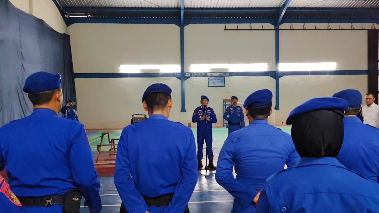 Dirpolairud Polda NTB Kombes Pol Boy FS Samola memimpin apel pagi di Mako Ditpolairud.