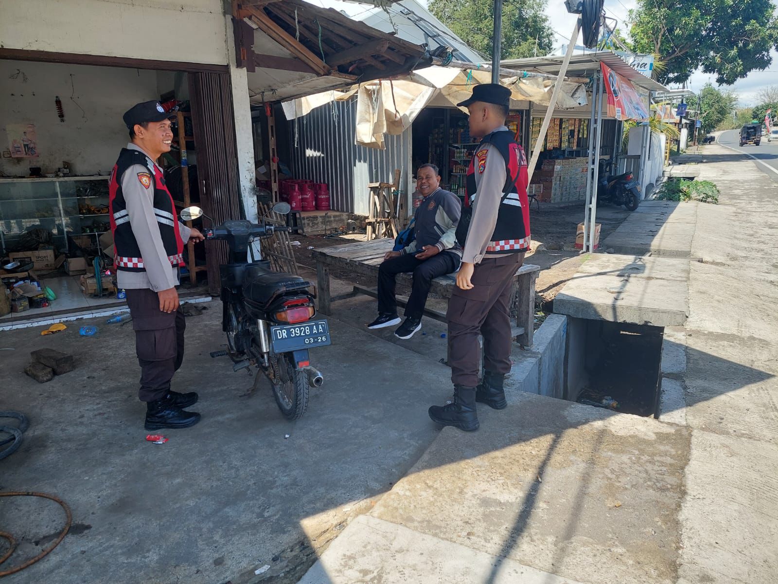 Polsek Kayangan Intensifkan Patroli Dialogis untuk Pererat Kemitraan dengan Masyarakat