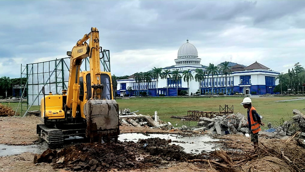 PENATAAN: Proyek pembangunan Alun-Alun Kota Gerung mulai dilaksanakan. Tak hanya Alun-alun, revitalisasi Plaza Bundaran Giri Menang Square hingga colosseum di Taman Kota Gerung juga dikerjakan.