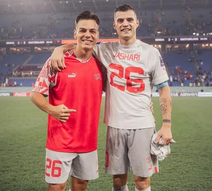 Dua pemain timnas Swiss, Granit Xhaka bersama punggawa AC Milan Ardon Jashari