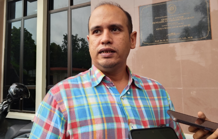 Kasi Pidsus Kejari Loteng Brata Hari Putra saat jelaskan Kasus PPJ tersendat perhitungan kerugian negara.