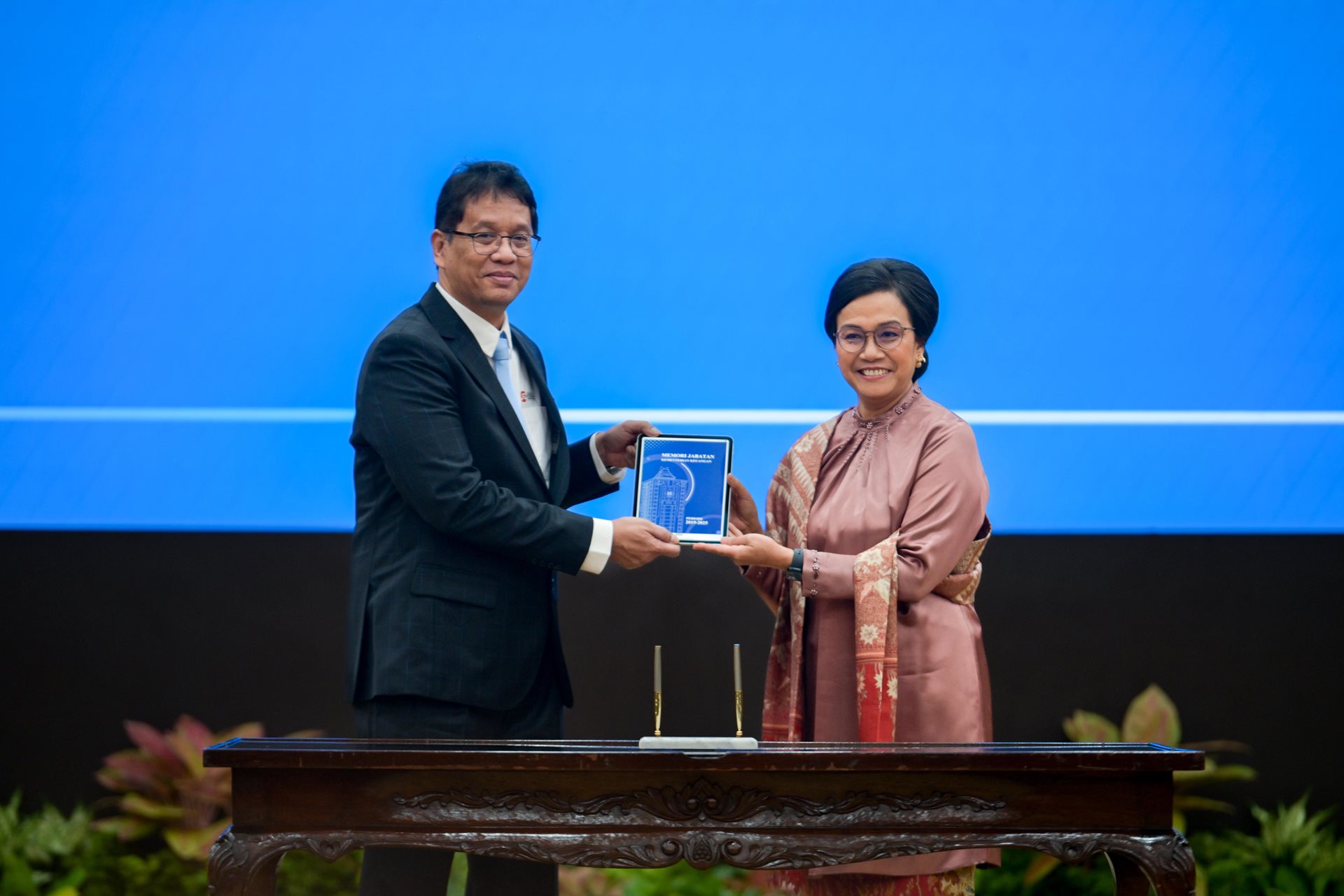Foto bersama Menkeu Purbaya Yudhi Sadewa (kiri) dengan Sri Mulyani, Selasa (9/9).