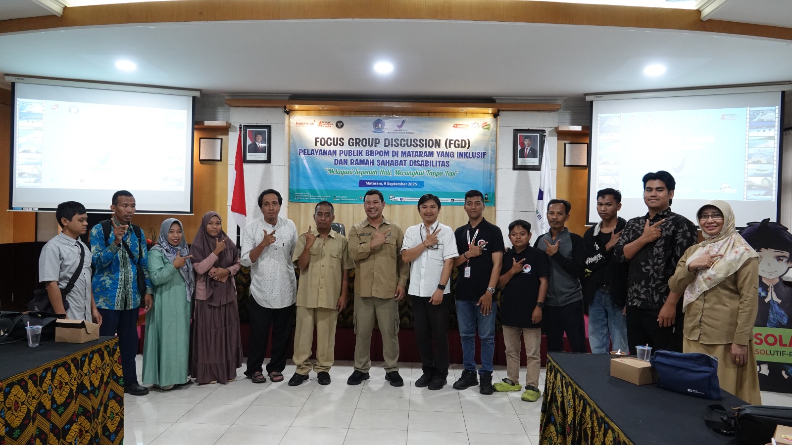 Kepala BBPOM Mataram Yosef Dwi Irwan berfoto bersama peserta FGD pelayanan publik inklusif dan ramah sahabat disabilitas