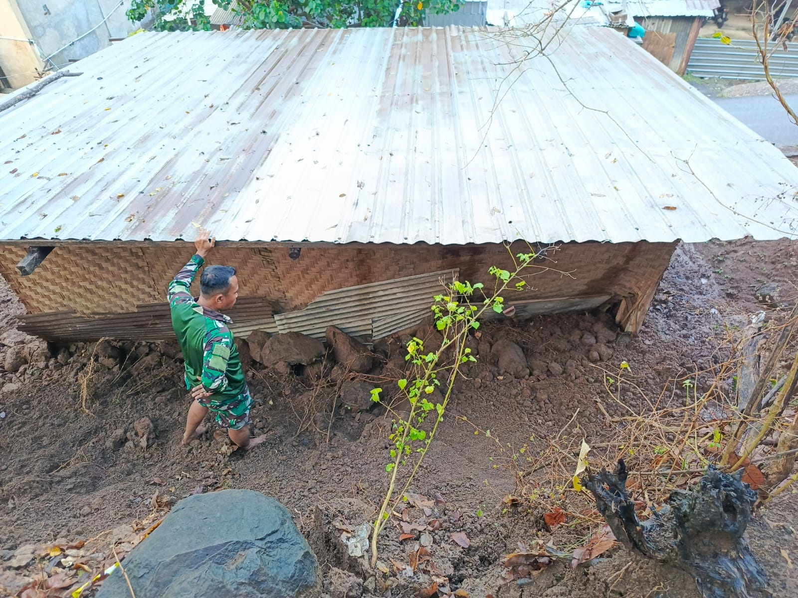 Kondisi rumah salah satu warga yang terdampak longsor, di Sumbawa Barat, Rabu (10/9).