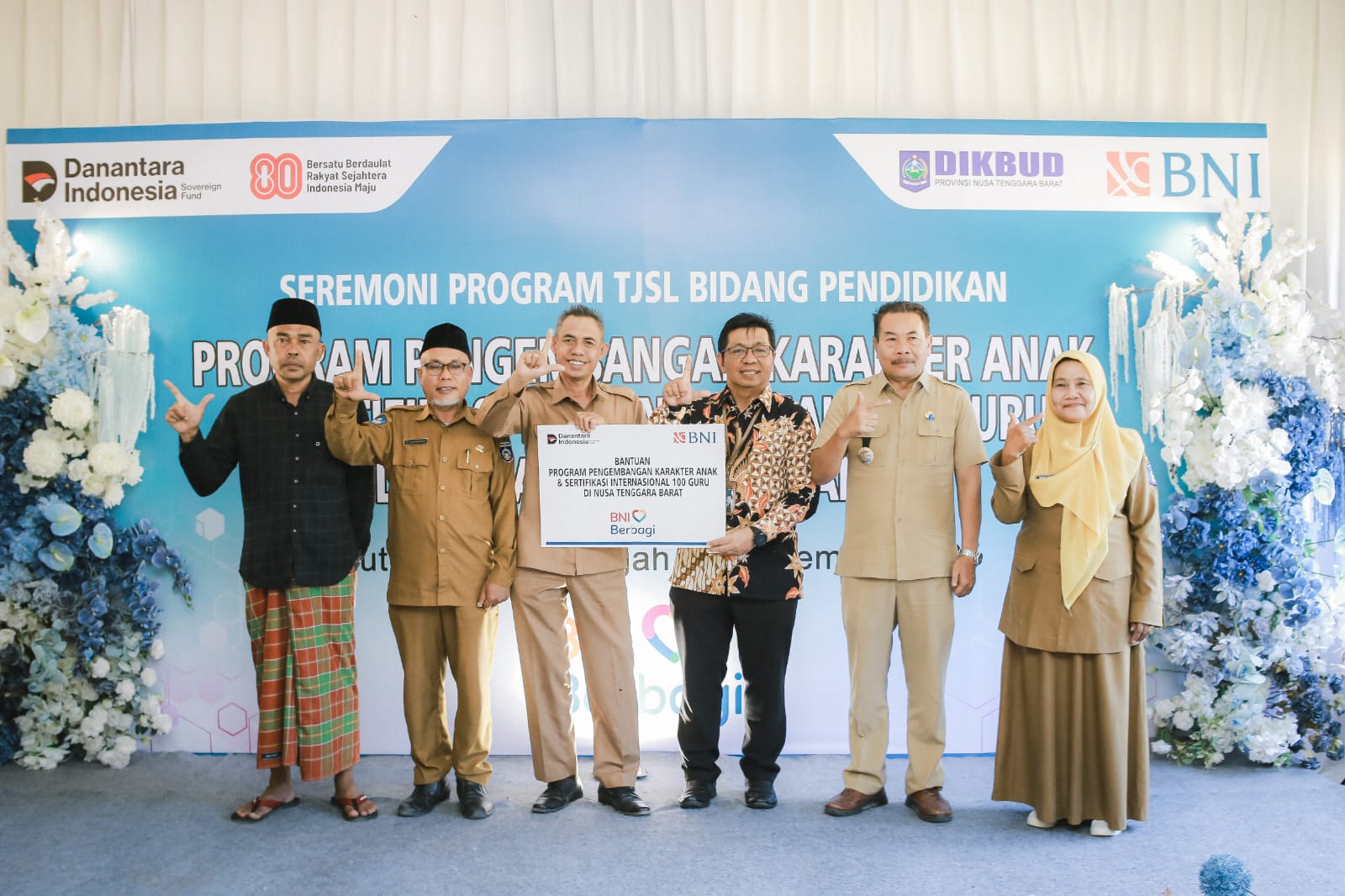 Keterangan Foto   Foto bersama PT BNI Tbk bersama Camat Pujut H Jumahir, Koordinator Wilayah Dinas Pendidikan Kecamatan Pujut Lalu Amir Rizal, serta pihak SDN Bangkang, Pujut, belum lama ini.