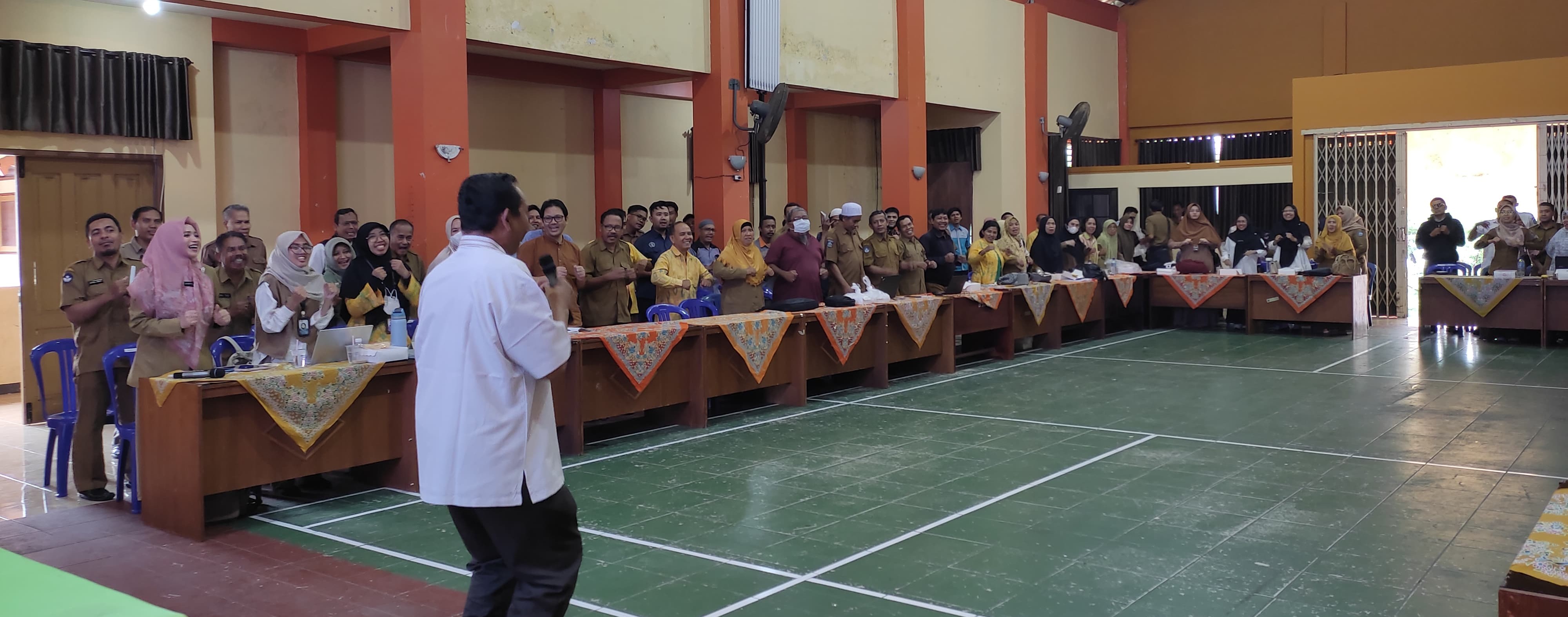 Ratusan guru bidang studi mengikuti pengimbasan Pembelajaran Mendalam dan AI Coding di Aula SMKN 3 Mataram,Selasa lalu (9/9).