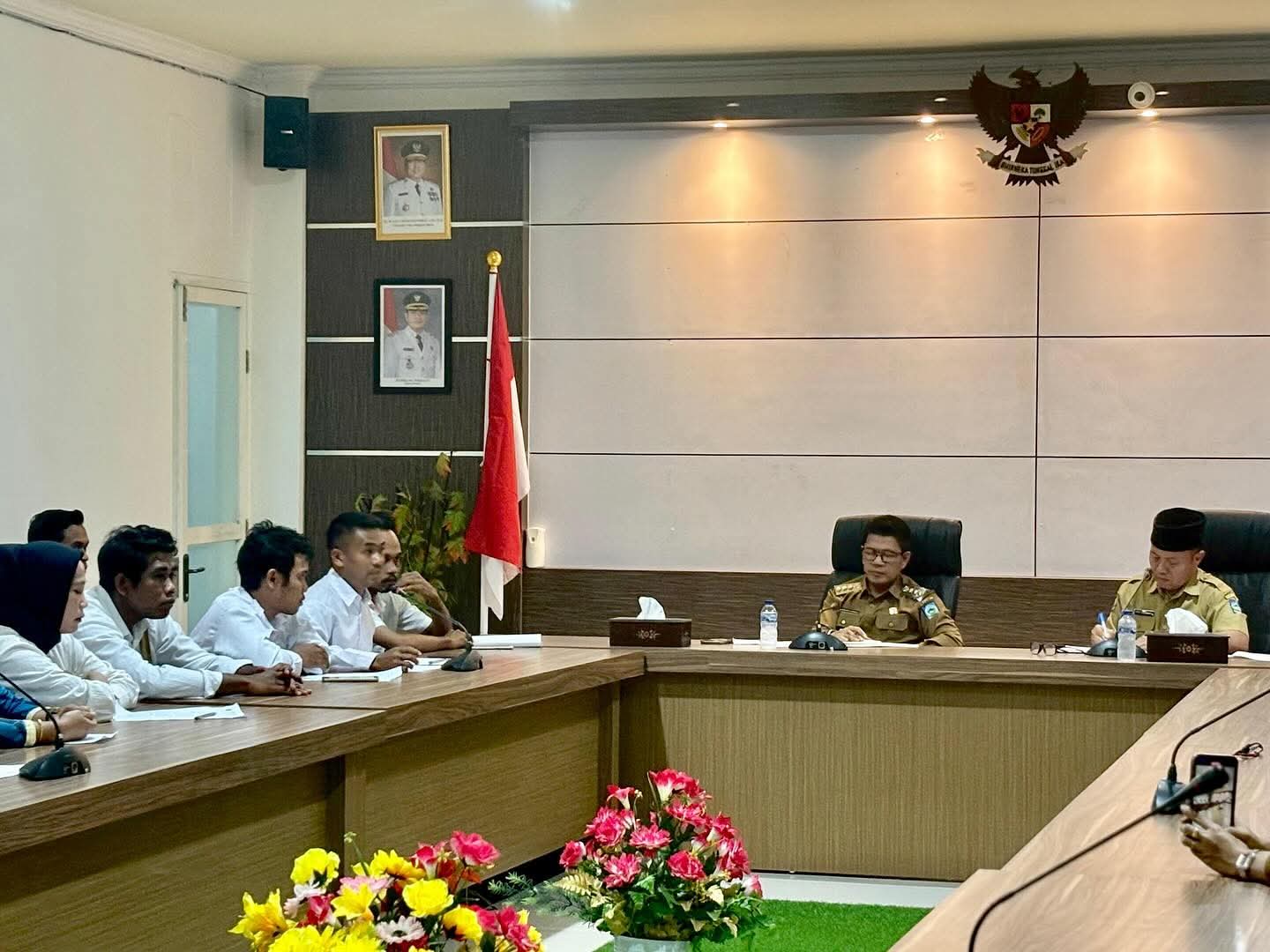 Bupati Dompu Bambang Firdaus menggelar rapat khusus tenaga honorer non database di ruang rapat bupati setempat, Senin (8/9).