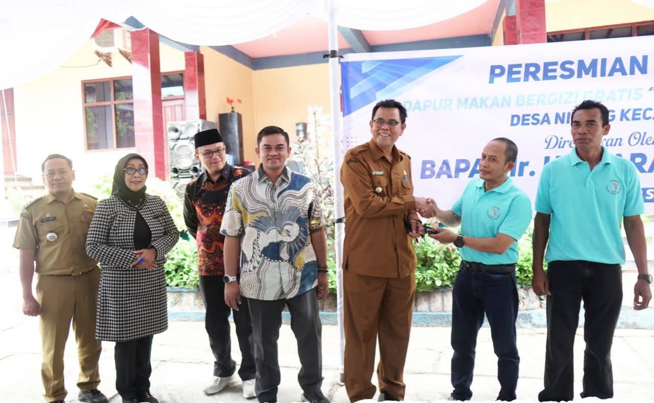 Bupati Sumbawa Syarafuddin Jarot dapur MBG Yayasan Ladang Amal Sentosa di Desa Nijang, Kecamatan Unter Iwes, Selasa (9/9).