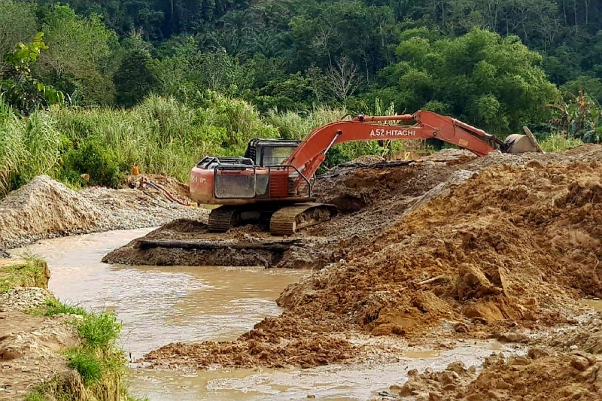 TAMBANG ILEGAL: Sebuah alat berat melakukan pengerukan di sebuah lokasi tambang rakyat di wilayah Kecamatan Sekotong, Lombok Barat (Lobar), beberapa waktu lalu.