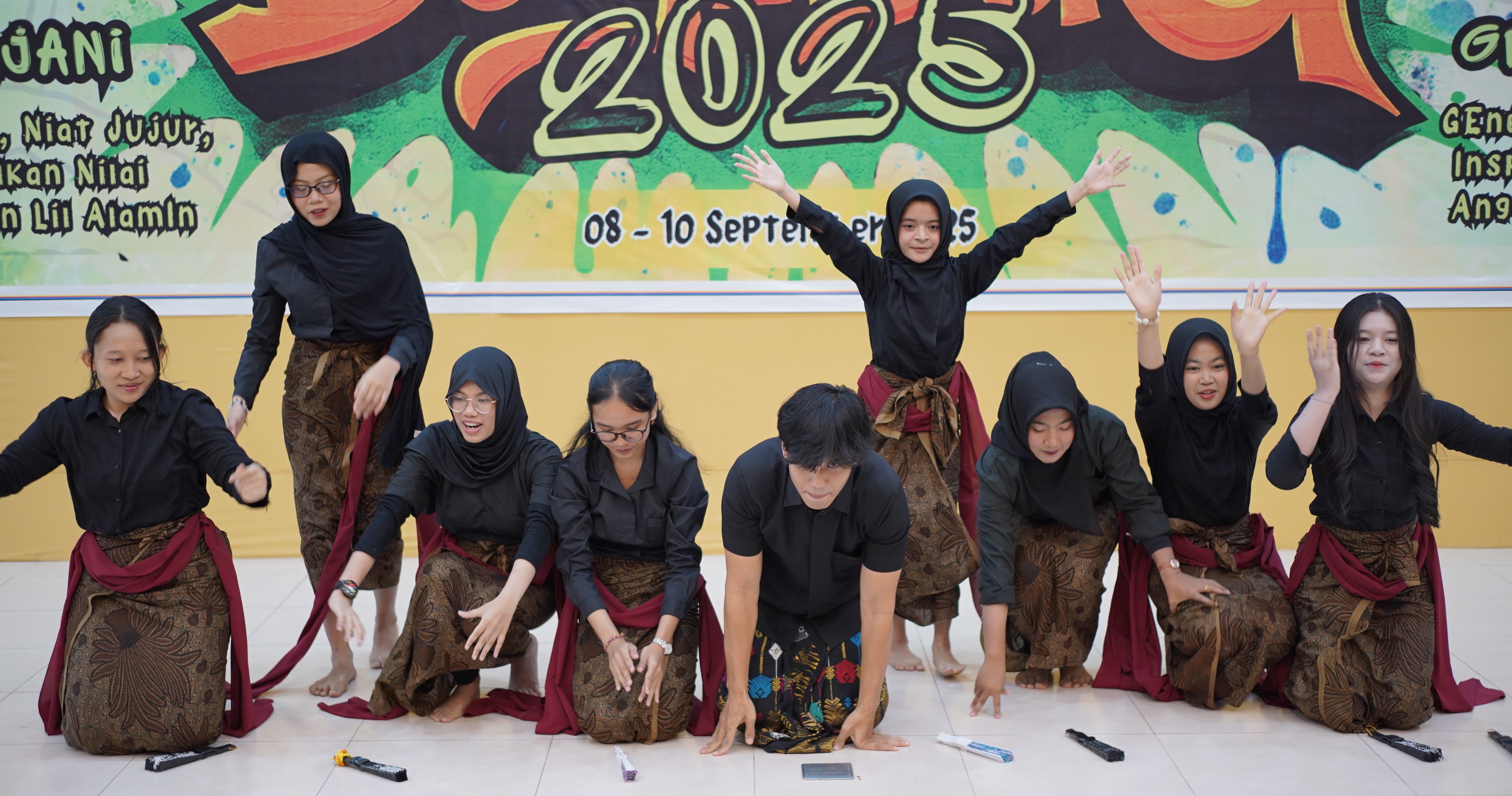 Mahasiswa baru FK Unizar tampil pada Clossing Ceremony BEGIBUNG 2025.