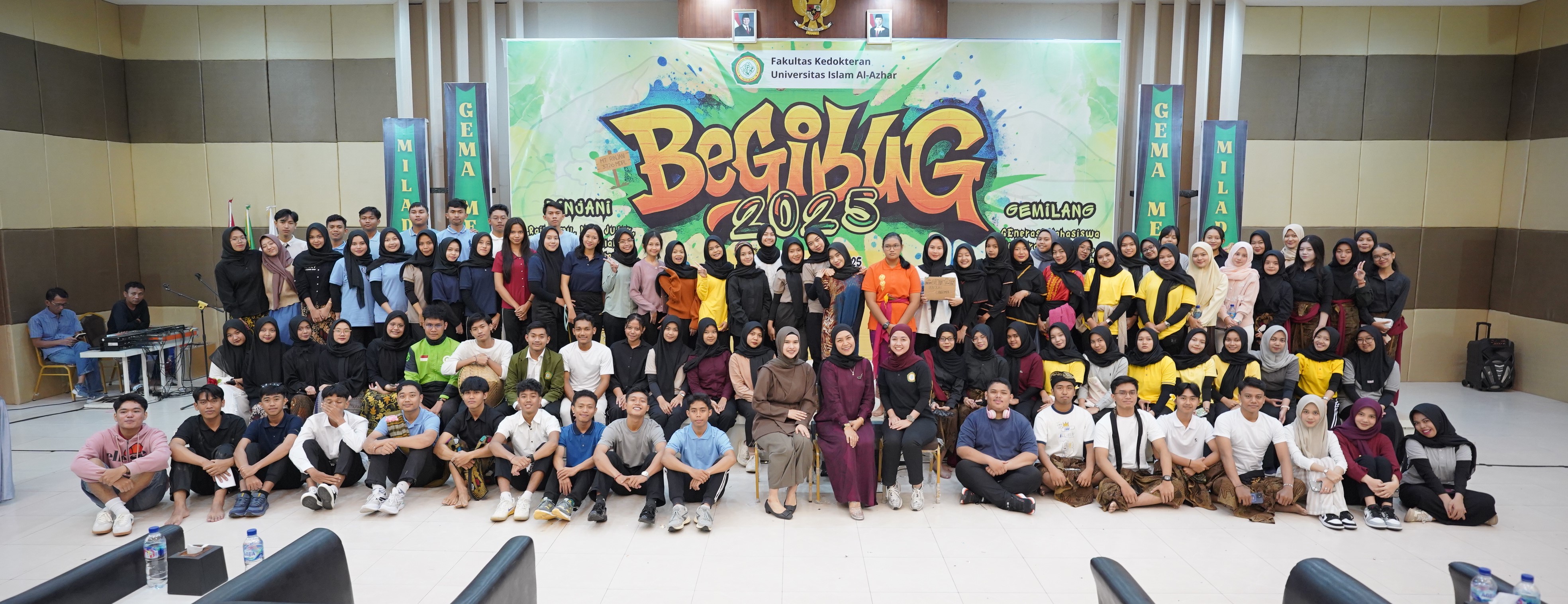 Mahasiswa dan dosen FK Unizar foto bersama pada acara BEGIBUNG 2025 di Gedung Teater Ahmad Firdaus Sukmono, Rabu (10/9).