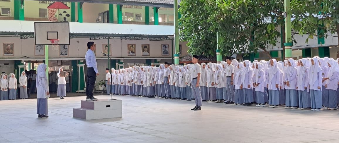 Anggota Bawaslu NTB Suhardi menjadi pembicara upacara di MAN 1 Mataram, Senin lalu (8/9). Bawaslu ajak siswa jaga demokrasi dan pemilu bersih.
