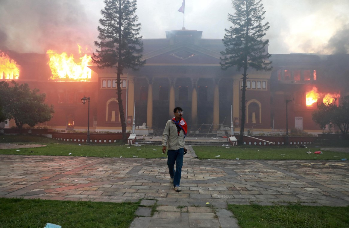 MENYALA: Gedung pemerintahan di Nepal dibakar massa yang berunjuk rasa.