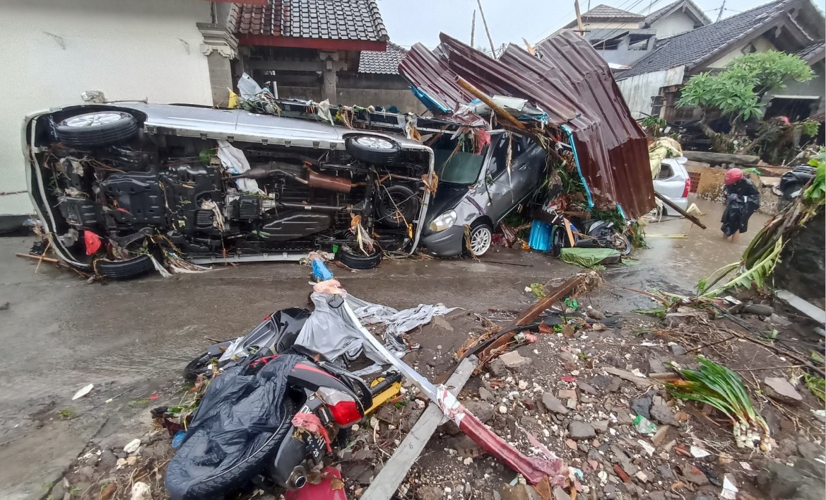 Kondisi motor dan mobil warga di Perumahan Calista, Ubung Kaja, Denpasar Utara, usai banjir, Rabu (10/9)