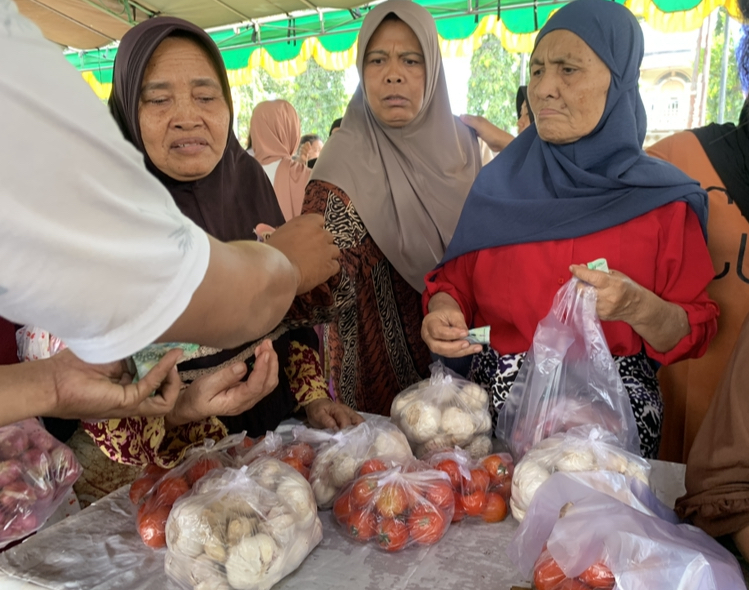 Kolaborasi Operasi Pasar Keliling yang dilakukan oleh Dinas Perdagangan Kota Mataram