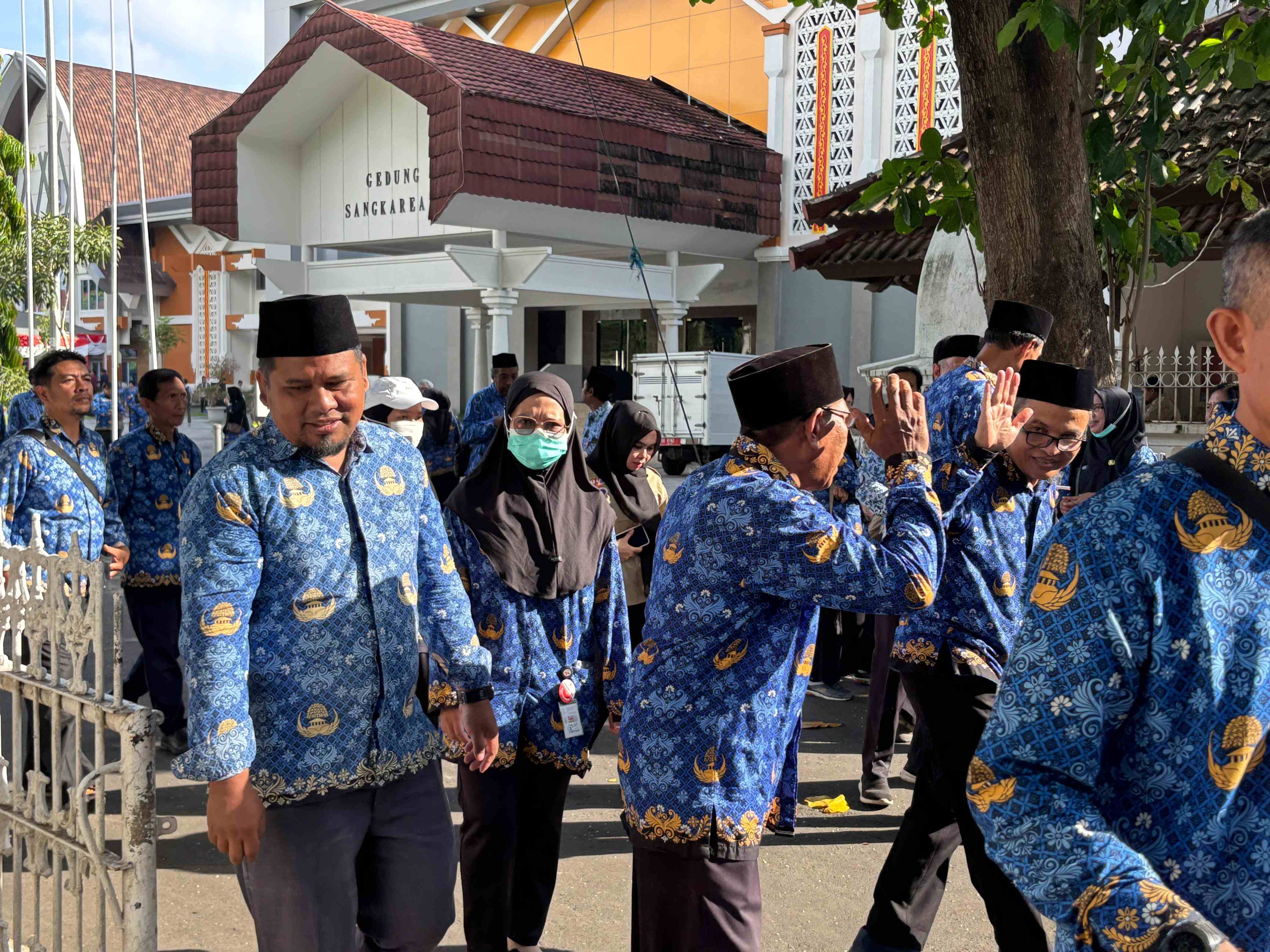 PENATAAN PEGAWAI: Situasi sesaat pegawai Pemprov NTB usai mengikuti upacara, di halaman Kantor Gubernur NTB, beberapa waktu lalu.