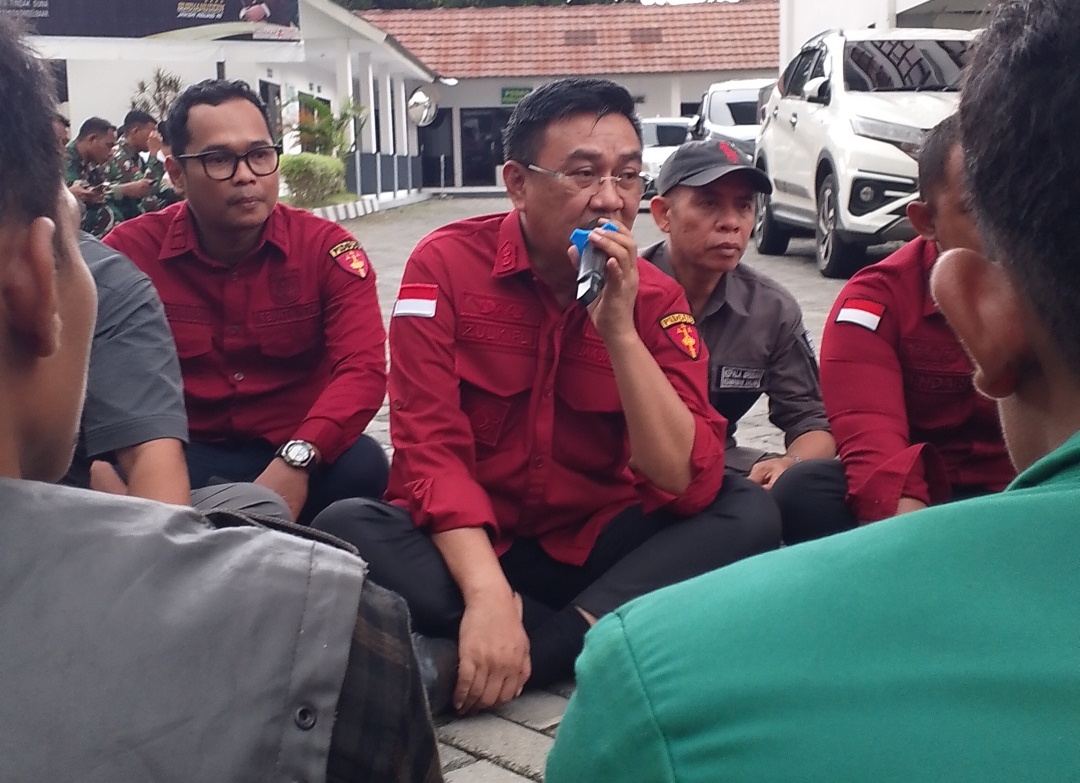 BERIKAN PERNYATAAN: Aspidsus Kejati NTB Muh Zulkifli Said memberikan pernyataan saat menemui pendemo di kantor Kejati NTB, Rabu (10/9).