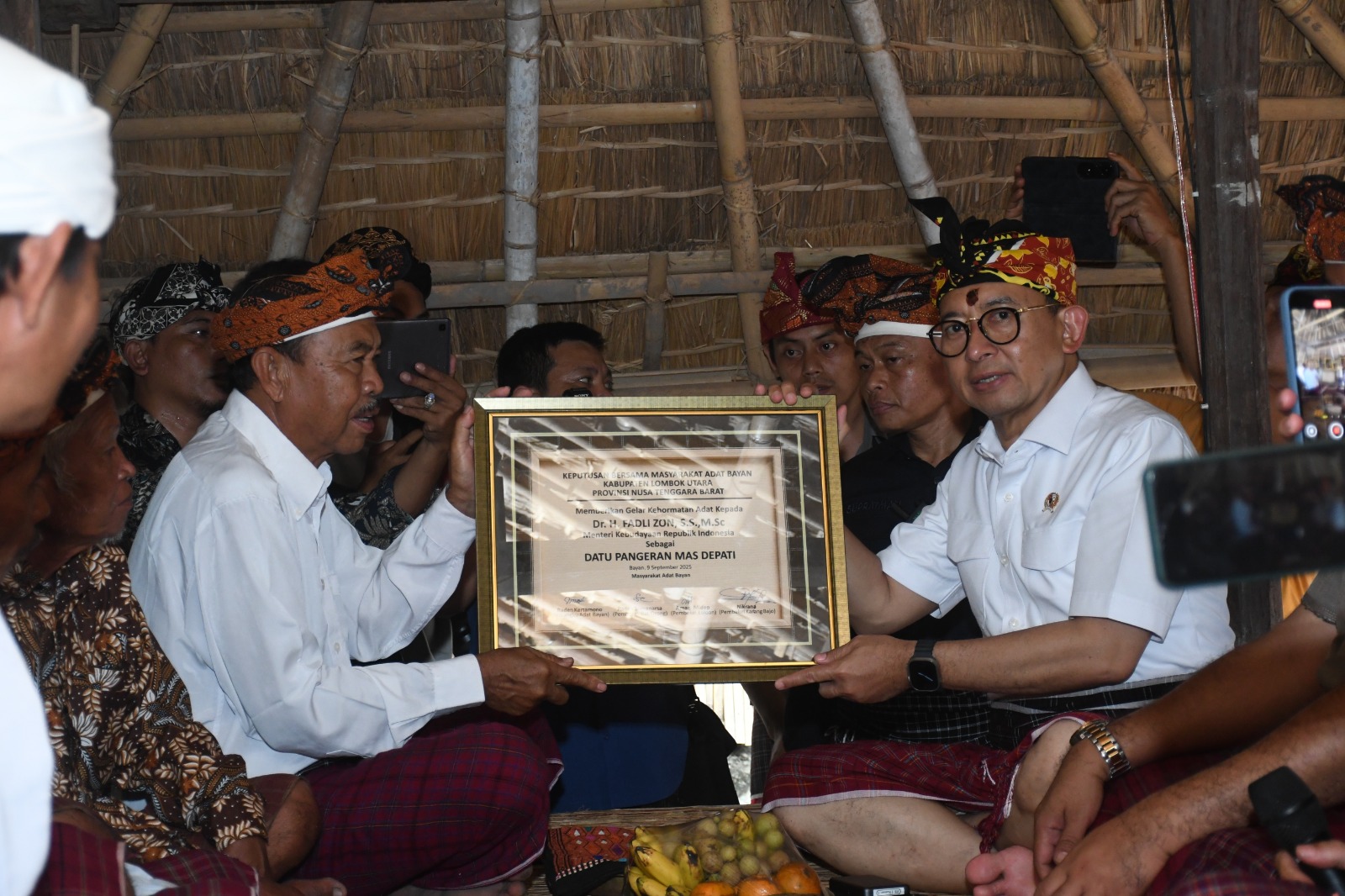 JADI KELUARGA BESAR: Menteri Kebudayaan Fadli Zon (kanan) dinobatkan sebagai Datu Pangeran Mas Depati saat berkunjung ke Bayan, Selasa (9/9) lalu.