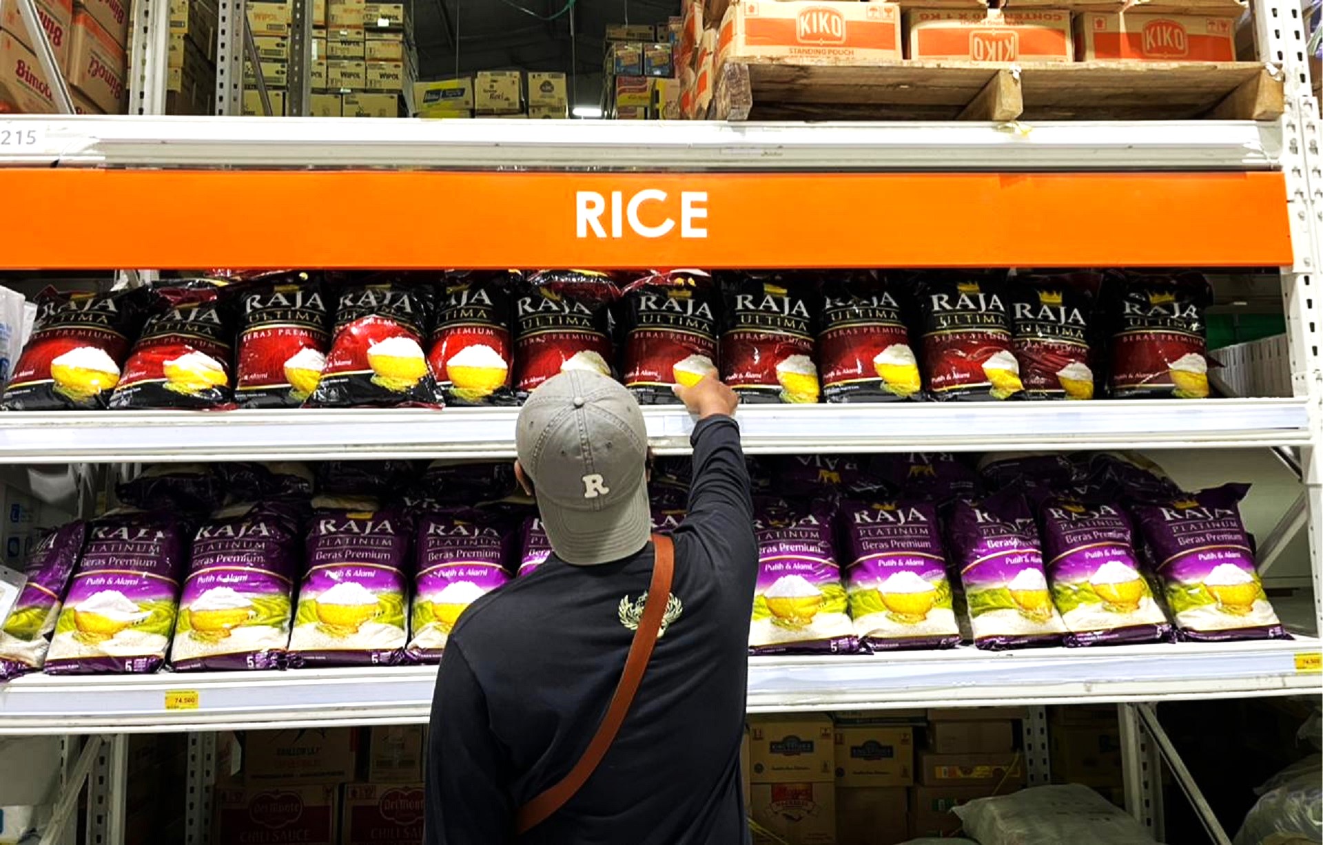 Beras premium di ritel modern Kota Mataram langka.