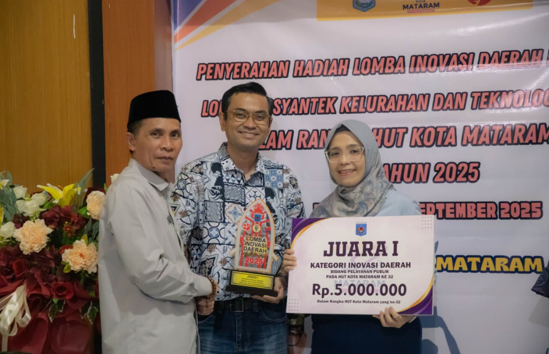 SEMAKIN DI DEPAN: Tim dari RSUD H. Moh Ruslan menerima penghargaan Juara I Lomba Inovasi Daerah Bidang Pelayanan Publik pada HUT Kota Mataram ke-32 berpose bersama usai penyerahan hadiah di Mataram.