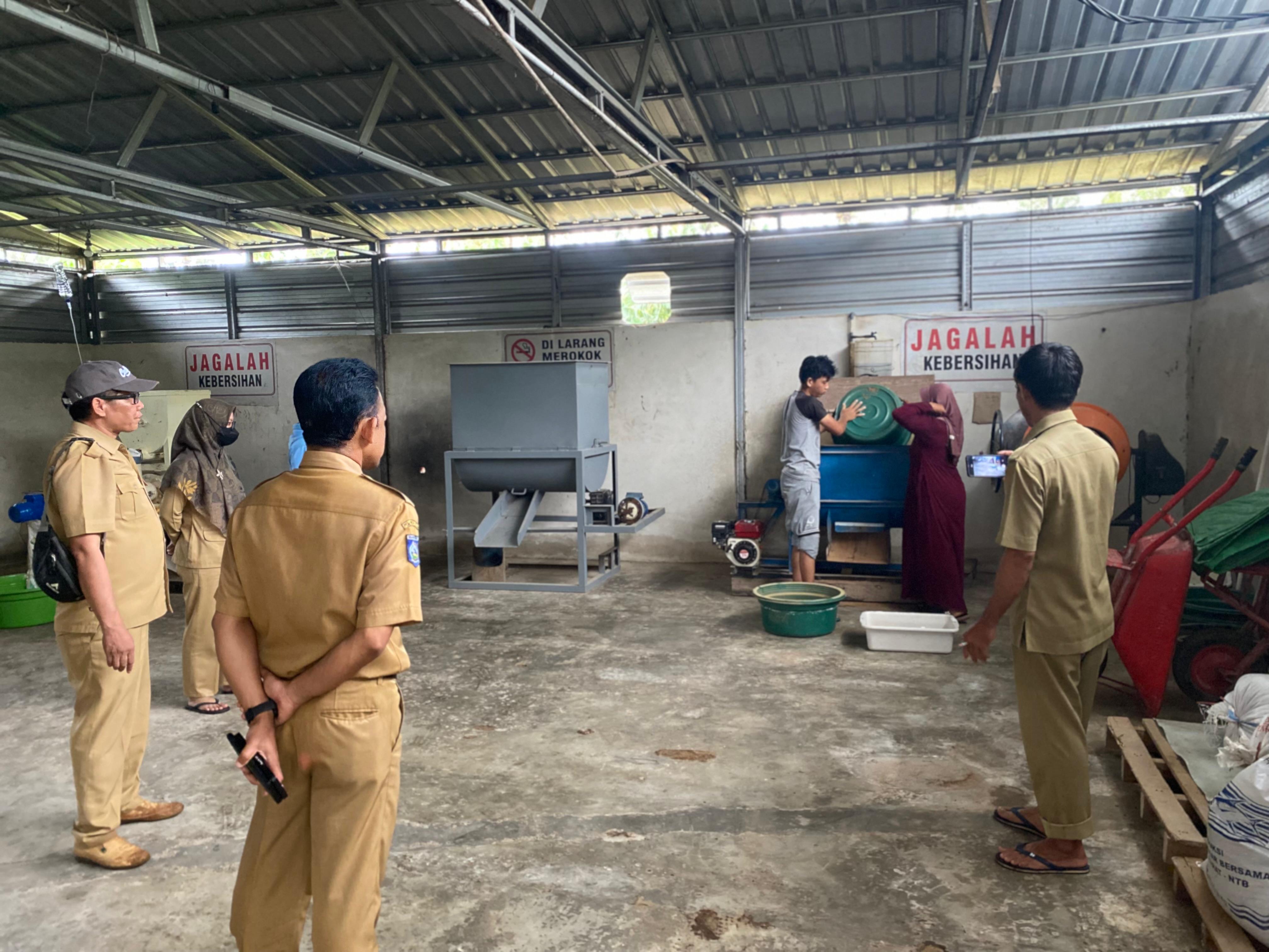 CEK KONDISI: Plt Kepala Dinas Kelautan dan Perikanan Lobar Fauzan Husniadi saat meninjau industri pakan ikan di Dusun Petak, Desa Lembar, Kecamatan Lembar.