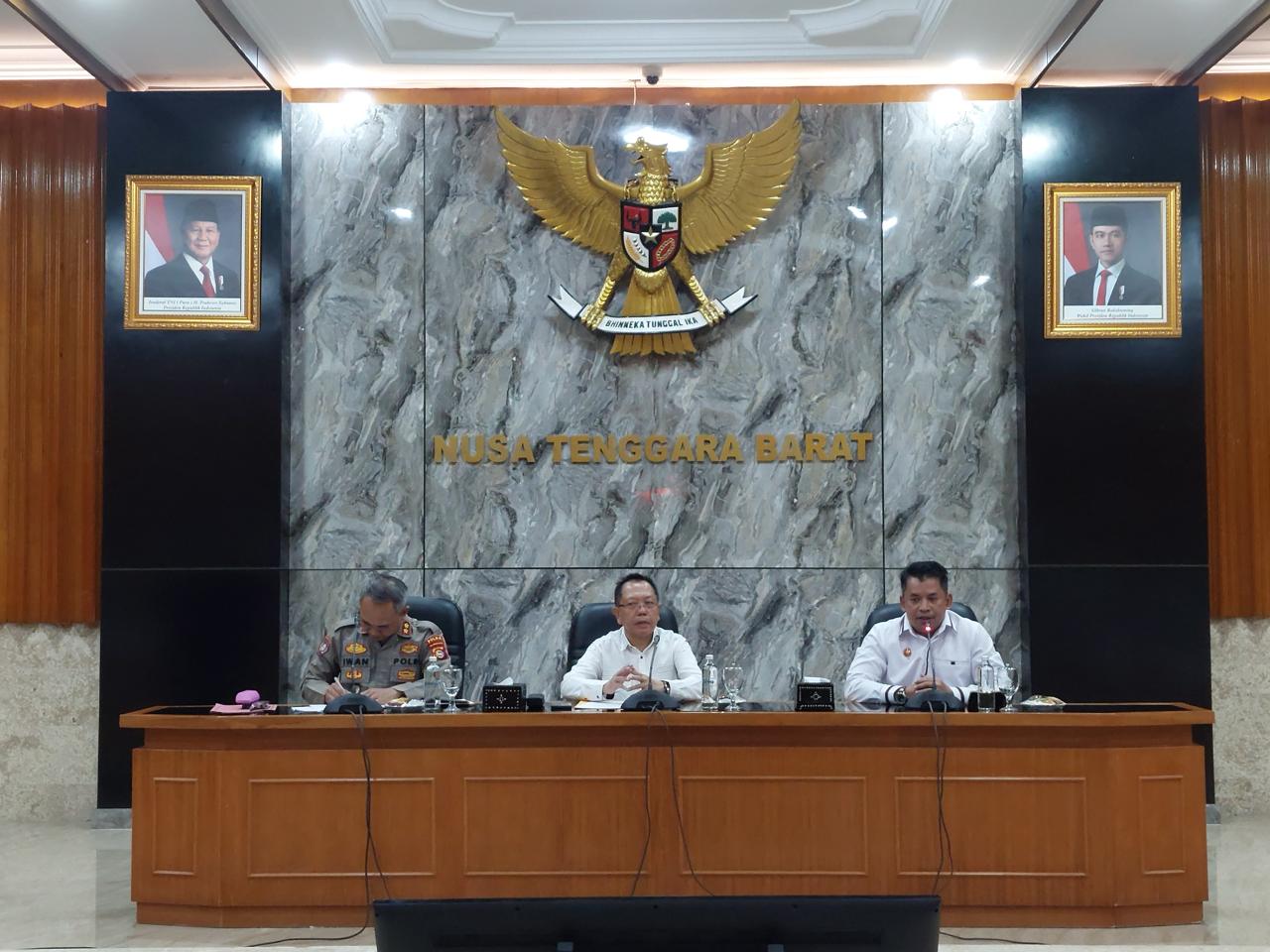 ATENSI BERSAMA: Kepala Bakesbangpoldagri NTB Ruslan Abdul Gani, saat menjadi moderator di rakor antisipasi ATHG, di ruang rapat Sangkareang, Kantor Gubernur NTB, Rabu (10/9).