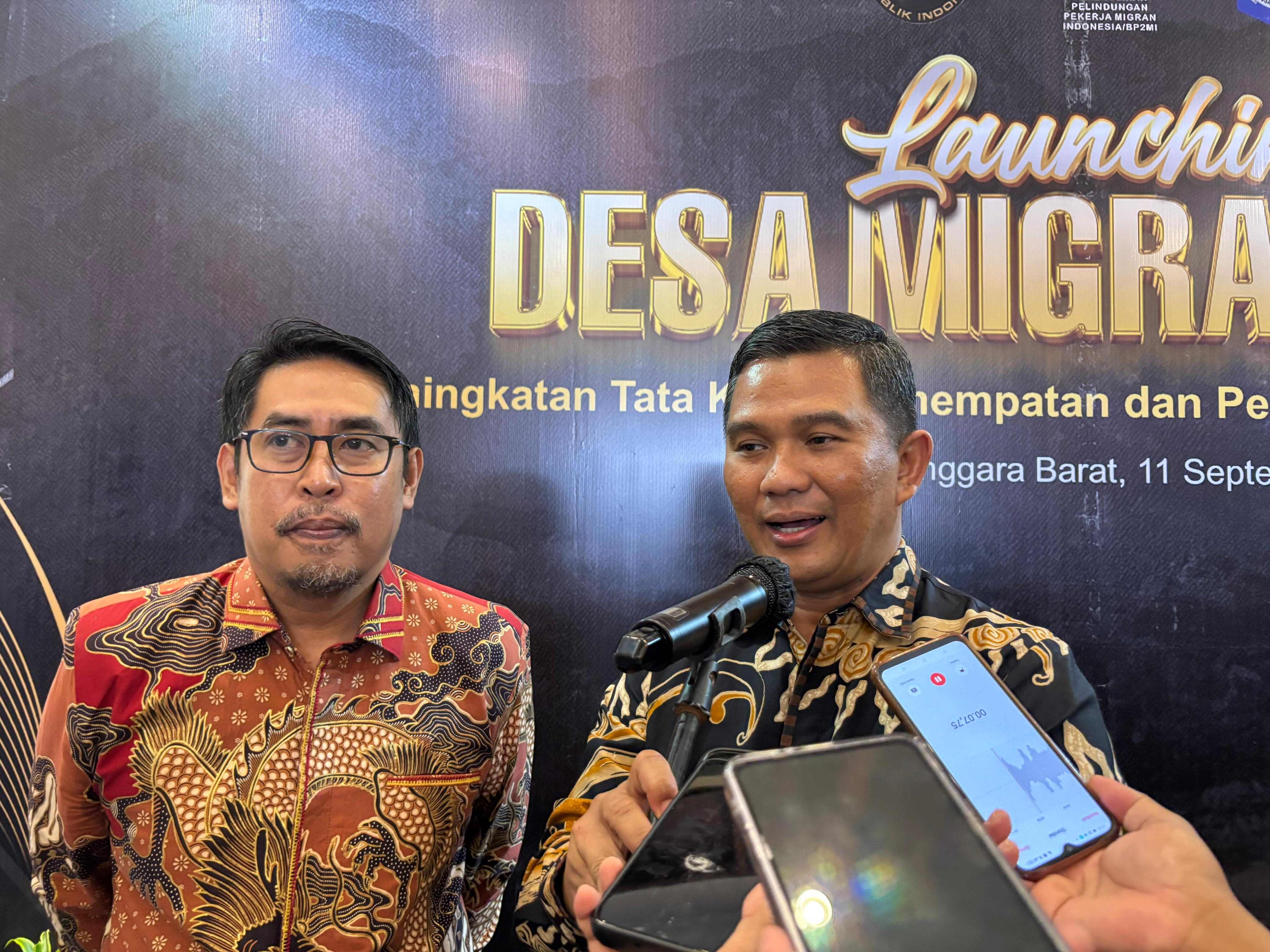 : Direktur Jenderal Pemberdayaan KP2MI Much Fachri (kiri) dan Direktur Jenderal Pelindungan KP2MI Rinardi Rusman, usai peresmian program Desa Migran Emas, di Mataram, Kamis (11/9).