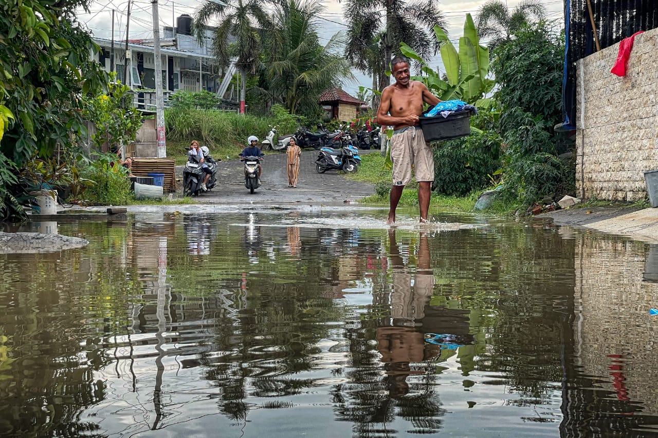 TRAUMA BANJIR: Warga perumahan Bhayangkara Residence di Ranjok, Gunungsari merasa was-was karena genangan mulai masuk ke kompleks pemukiman mereka.