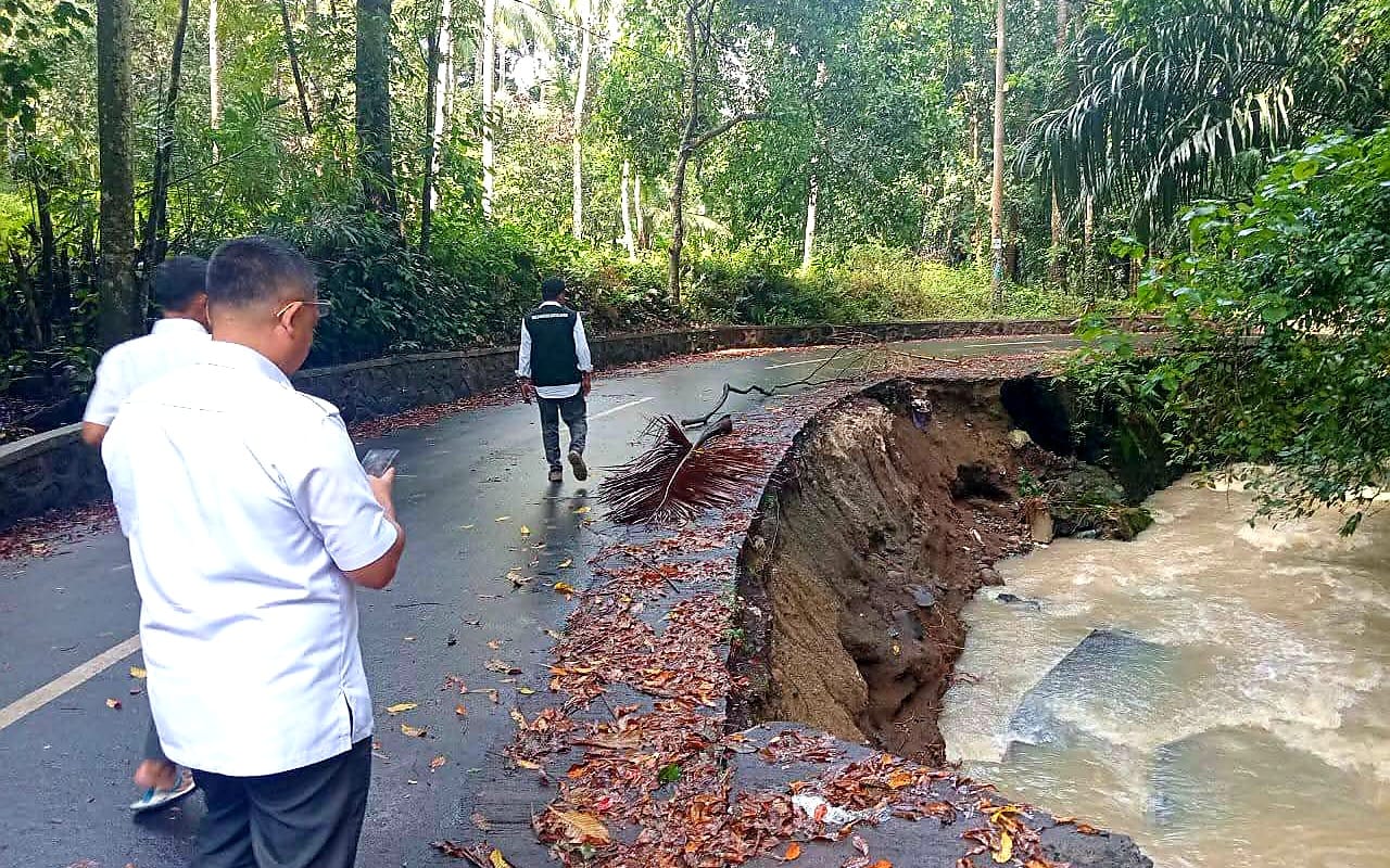 AMBLES: Bahu jalan di wilayah Batulayar terdampak hujan deras yang mengguyur Lombok Barat, Rabu (10/9).