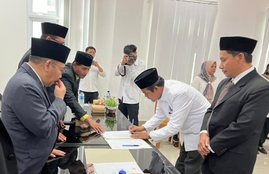 NAHKODA BARU: Bupati Najmul Akhyar mengukuhkan direksi dan komisaris BUMD Tata Tunaq Berkah kemarin