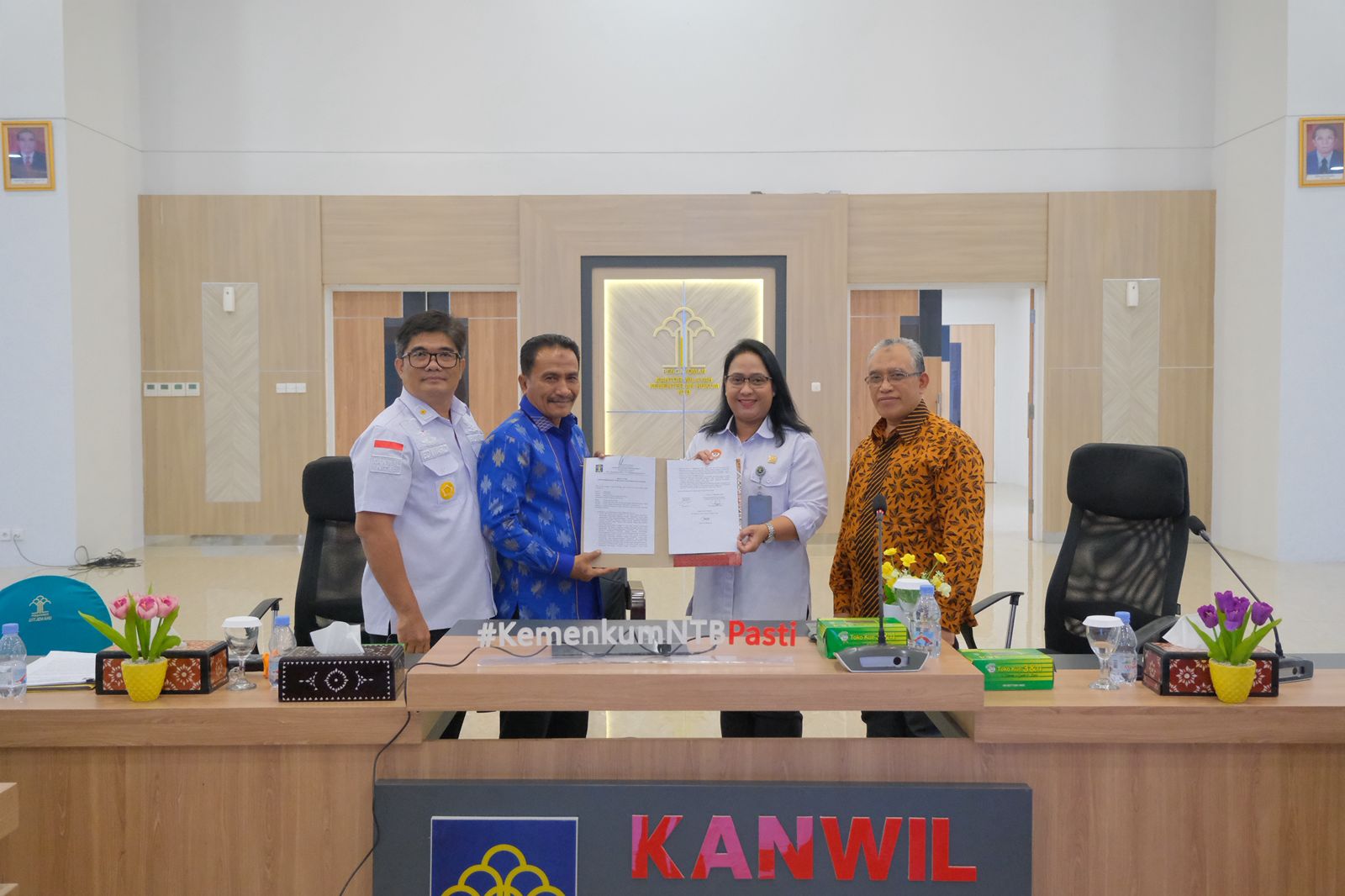 Kepala Kanwil Kemenkum NTB I Gusti Putu Milawati (dua dari kanan) bersama Wabup Dompu Syirajuddin menunjukkan berita acara penandatanganan berita acara pengharmonisasian 11 Raperbup Dompu.