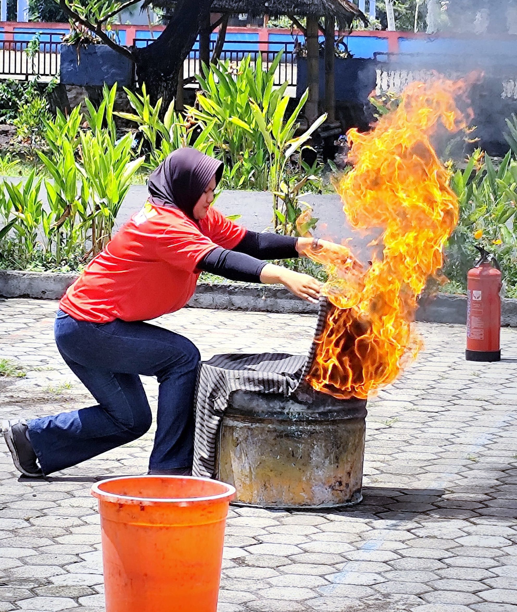 Relawan pemadam kebakaran saat memadamkan api pada saat mengikuti pelatihan Pemadaman api menggunakan alat sederhana