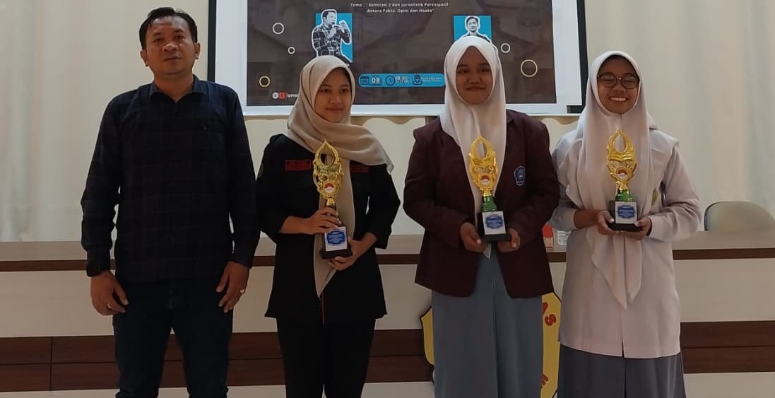 Sekretaris PWI NTB Fahrul Mustofa (kiri) foto bersama panitia dan siswa yang meraih juara lomna jurnalistik, Senin lalu (8/9). PWI ajak generasi Z, mahasiswa, pelajar NTB lawan hoaks di era digital.