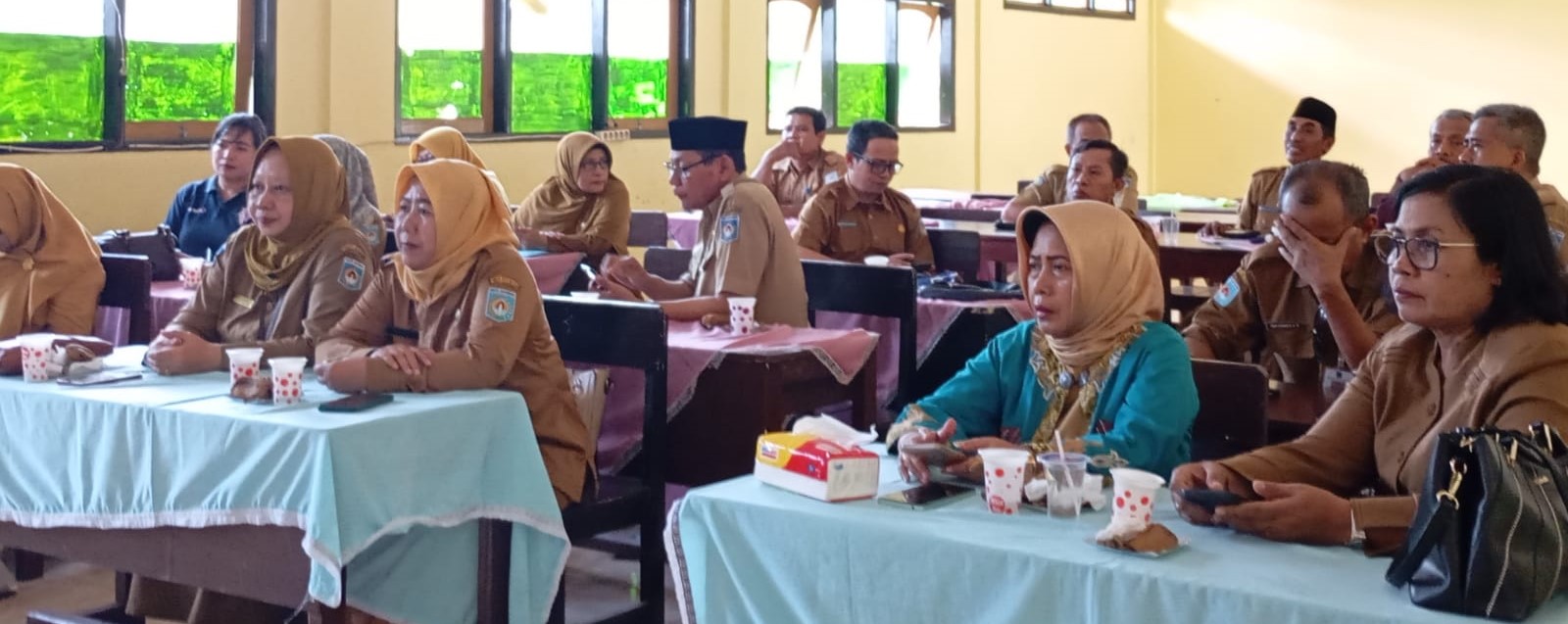 Kepala SMP se-Kota Mataram melakukan rapat di SMPN 18 Mataram, belum lama ini. Daftar kasek definitif sudah di meja sekda.