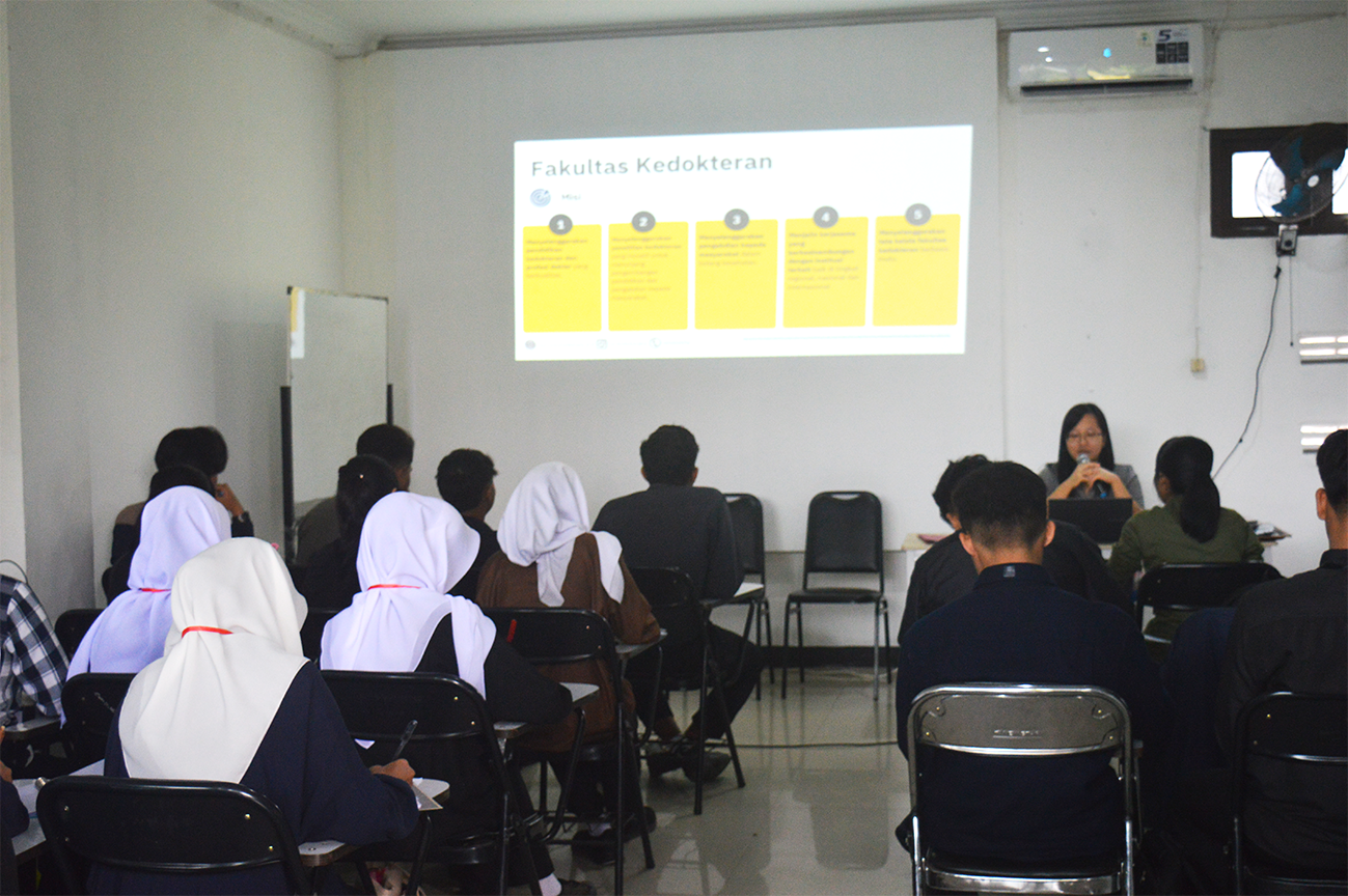 Antusiasme yang tinggi dirasakan Mahasiswa Baru Fakultas Kedokteran saat mengikuti PKKMB 2025 di salah satu ruang kelas khusus.